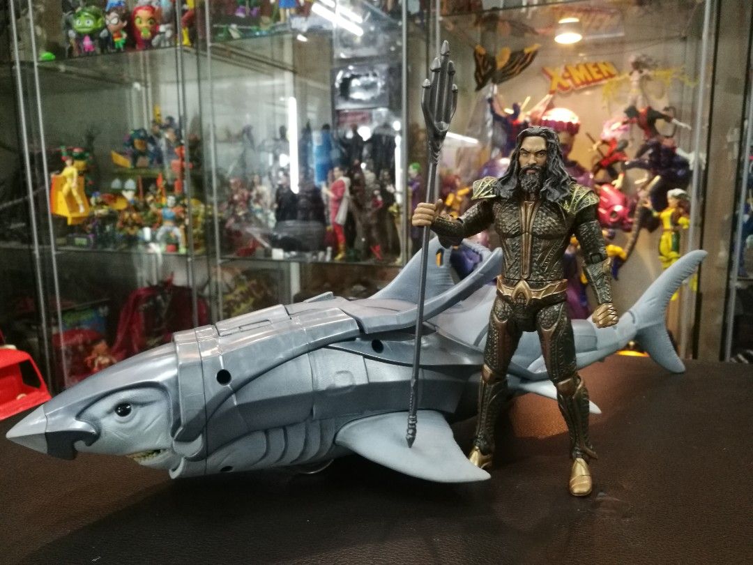 Aquaman figure best sale with deluxe shark