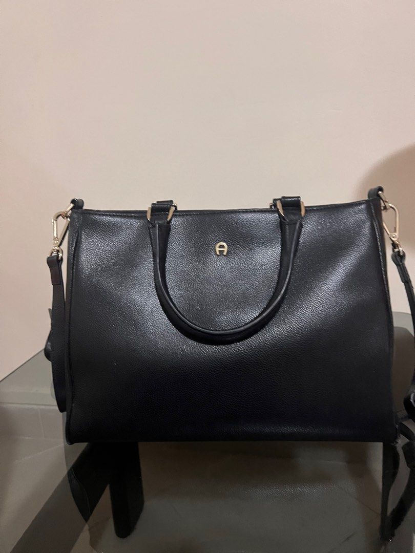 Aigner Classic Bag buy at Outlet in Vienna . Have dusty bag