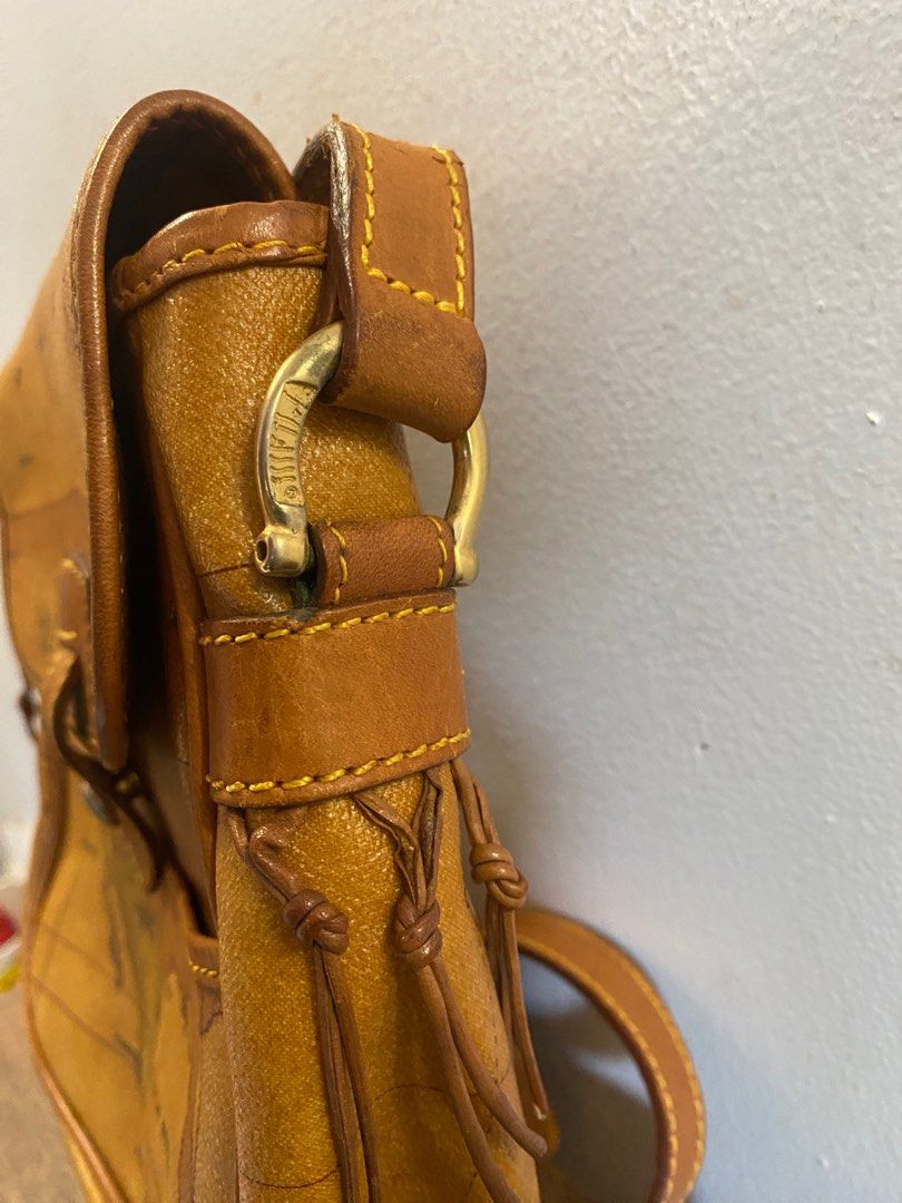 Alviero Martini 1st Class Geo sling bag (Category: Luxury Bags & Wallets) located in Cainta. Submitted by grailfinders (Listing ID 1277005732, Image 2). Description: Nego for Sure buyer.