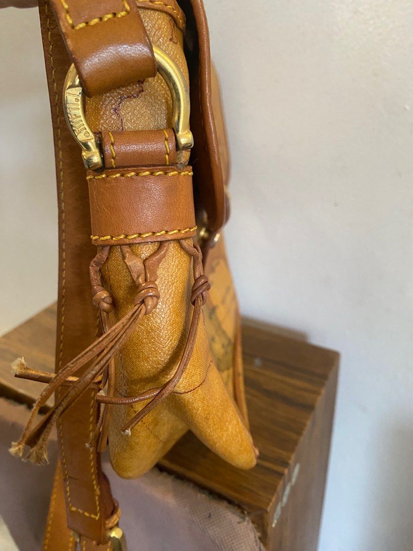 Alviero Martini 1st Class Geo sling bag (Category: Luxury Bags & Wallets) located in Cainta. Submitted by grailfinders (Listing ID 1277005732, Image 3). Description: Nego for Sure buyer.