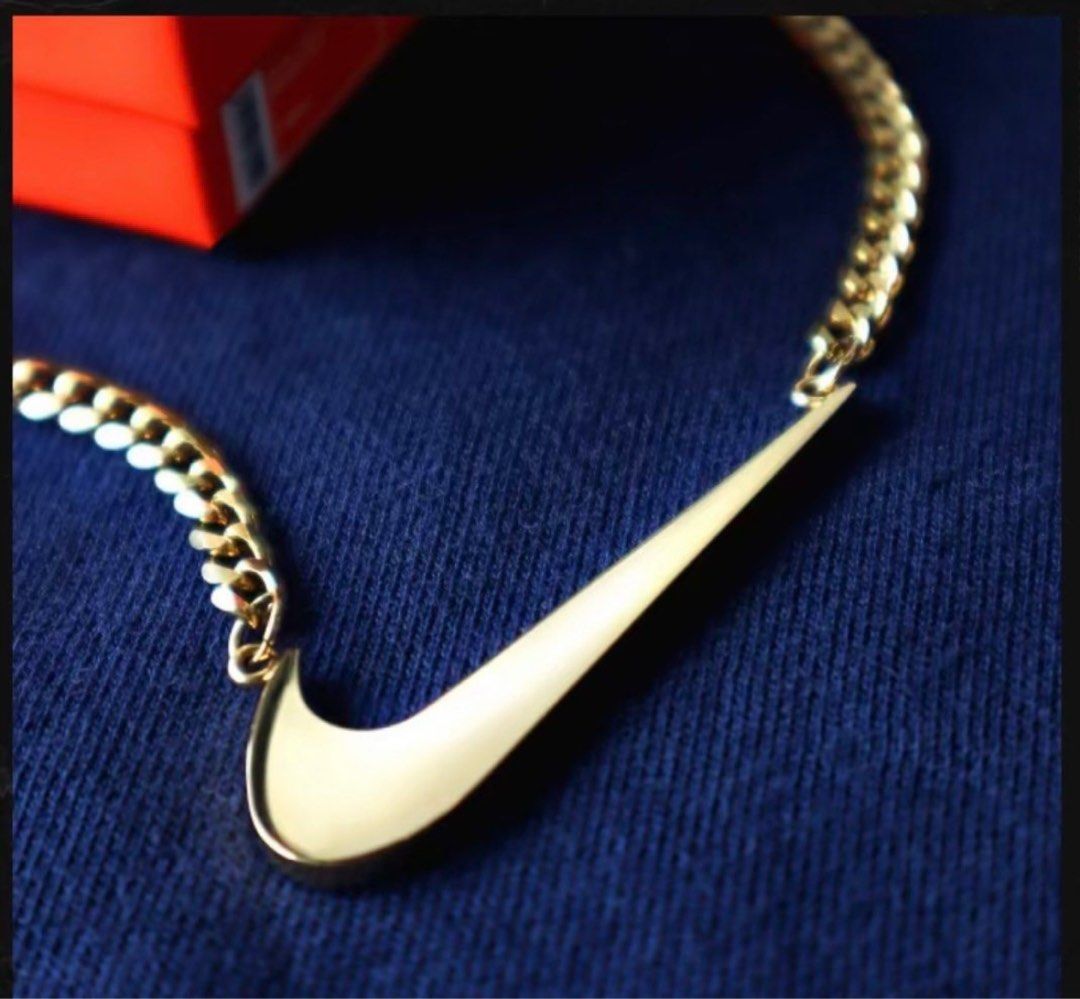 Gold nike outlet swoosh necklace