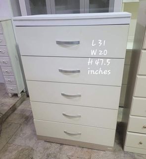 Chest of 5 drawers / Dresser