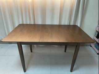 Extendable Wood Table 4-8 Seater living and dining.