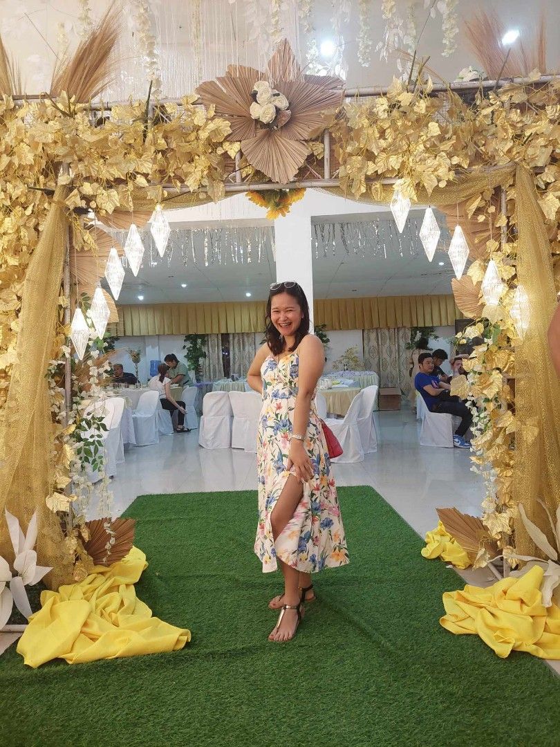 Floral dress with slit (Category: Dresses) located in Mangaldan. Submitted by weyla_g (Listing ID 1276933316, Image 3). Description: Good as new worn once lang sa wedding nakaka sexy at nakakaputi ung color. Stretchy siya so fits up to medium size.