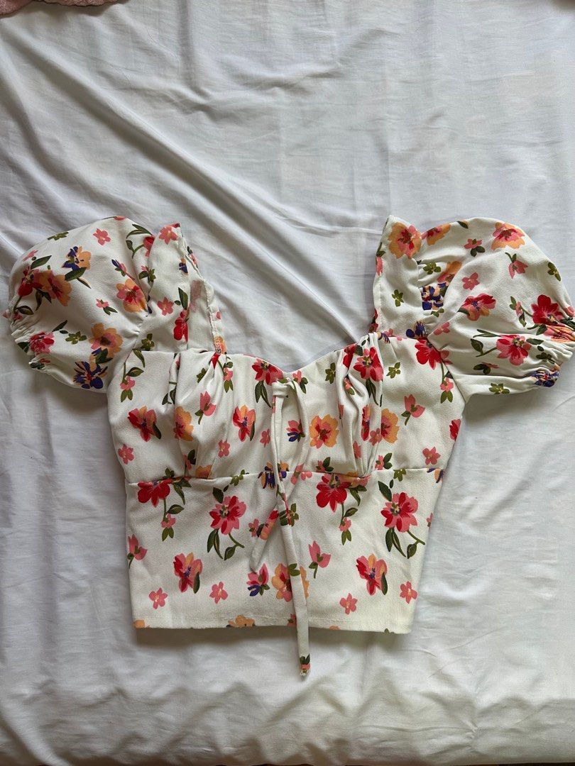 Floral Puff Sleeve Top (Category: Blouses) located in Cebu City. Submitted by statvqu (Listing ID 1276868017, Image 1). Description: ‼️CAN FIT SMALL-MEDIUM ‼️STRETCHABLE ‼️NEVER WORN -No COD -No return/exchange MOP: Gcash MOD: LBC, lalamove MESSAGE FOR MORE PICTURES!!.