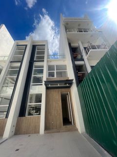 For Sale: Modern Townhouse in M residences New Manila