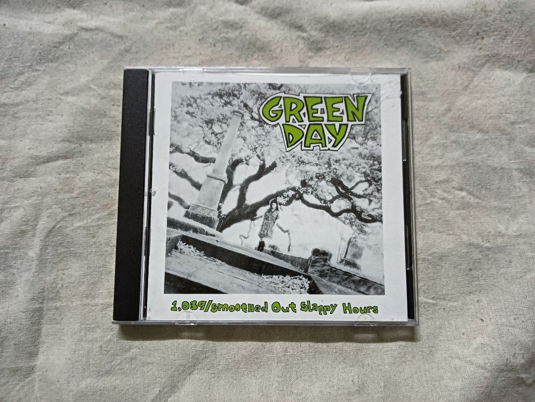 Green Day 1,039 / Smoothed out Slappy hour, Hobbies & Toys, Music