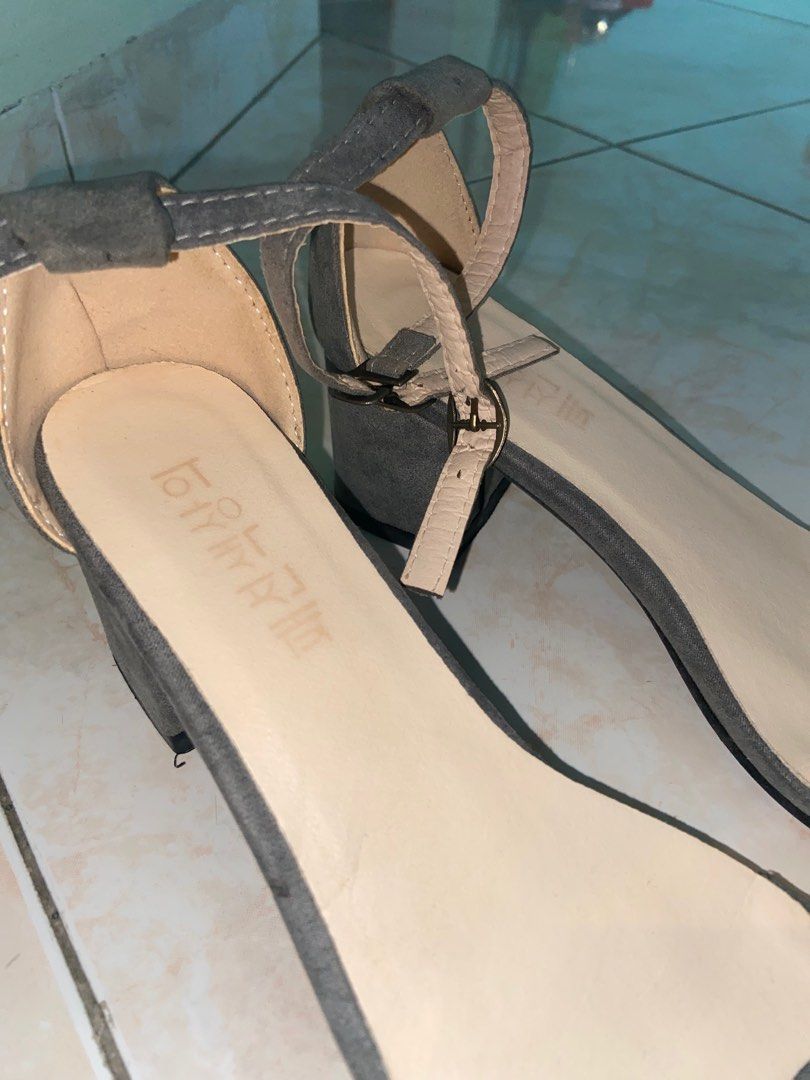 Low grey heels 2025