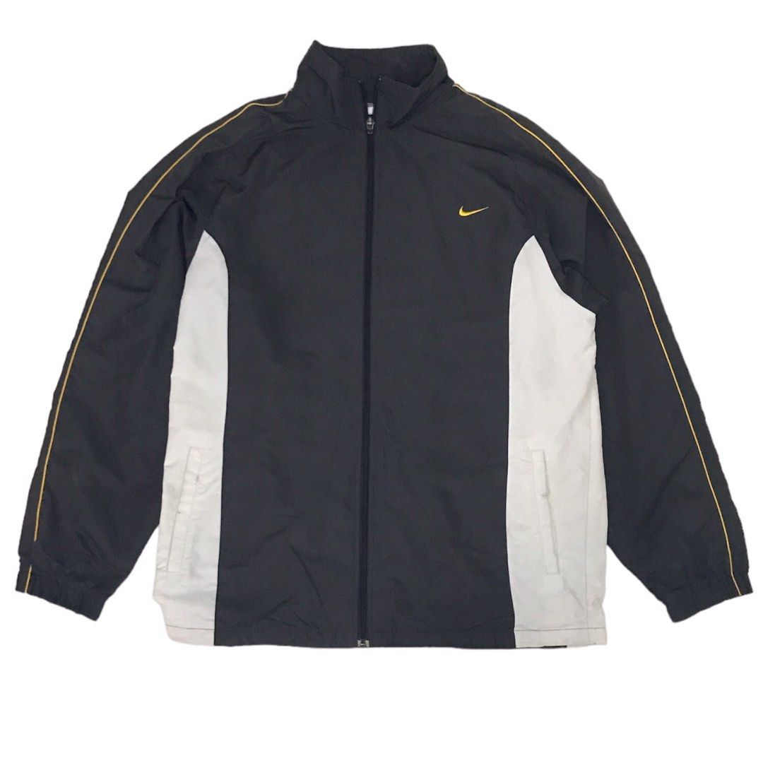 Jaket Nike parasut / jaket parasut Nike, Fesyen Pria, Pakaian , Baju Luaran  di Carousell