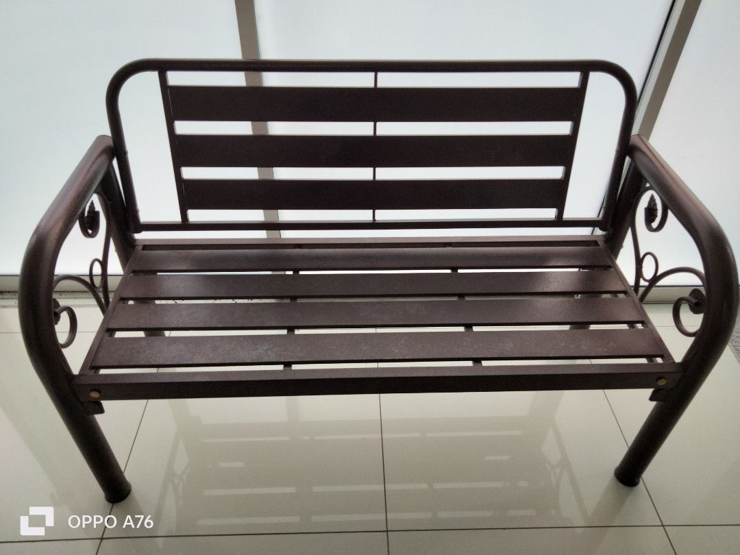 Kerusi Besi Taman, Furniture & Home Living, Outdoor Furniture on Carousell