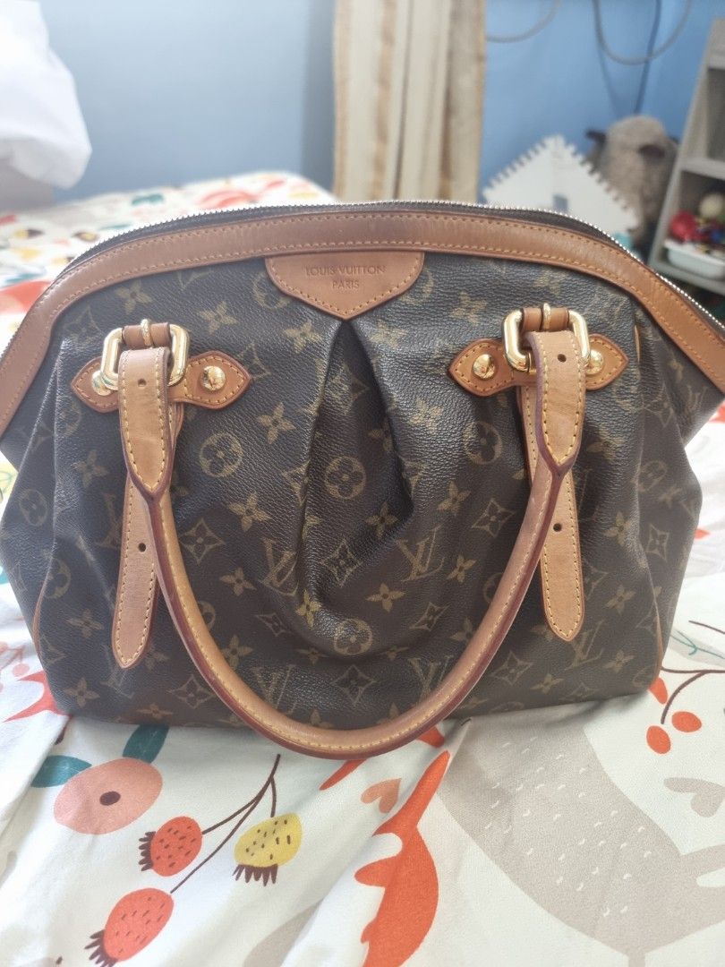 Louis Vuitton Tivoli GM Bag (Category: Luxury Bags & Wallets) located in Quezon City. Submitted by thegoodsplanetmnl (Listing ID 1276871646, Image 2). Description: Highlights -brown -top zip fastening -two rolled top handles -Condition: Good condition: This previously owned item with signs of use . -Made in France -Inclusion: Dustbag Composition Outer: PVC 100%, Calf Leather 100% Product measurements Depth 18 cm Handle 22 cm Width 33 cm Height 26