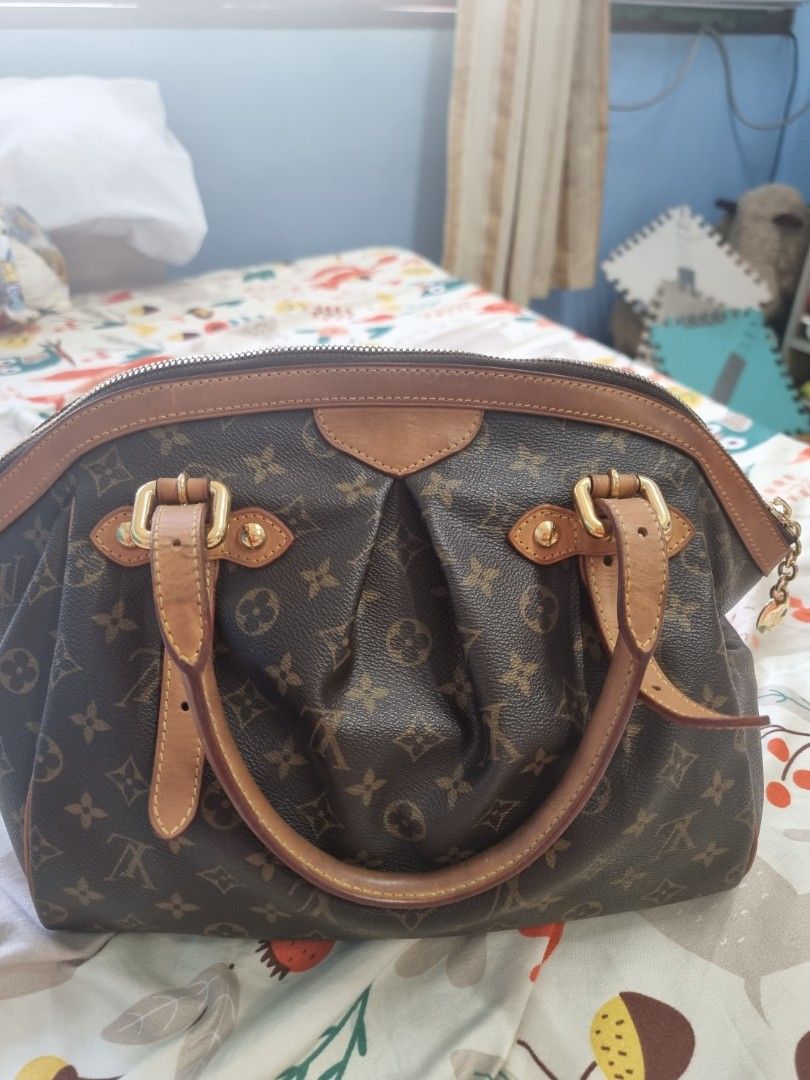 Louis Vuitton Tivoli GM Bag (Category: Luxury Bags & Wallets) located in Quezon City. Submitted by thegoodsplanetmnl (Listing ID 1276871646, Image 1). Description: Highlights -brown -top zip fastening -two rolled top handles -Condition: Good condition: This previously owned item with signs of use . -Made in France -Inclusion: Dustbag Composition Outer: PVC 100%, Calf Leather 100% Product measurements Depth 18 cm Handle 22 cm Width 33 cm Height 26