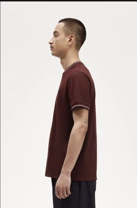 NEW Sz S FRED PERRY Twin Tipped T Shirt M1588 Oxblood R59 free postage