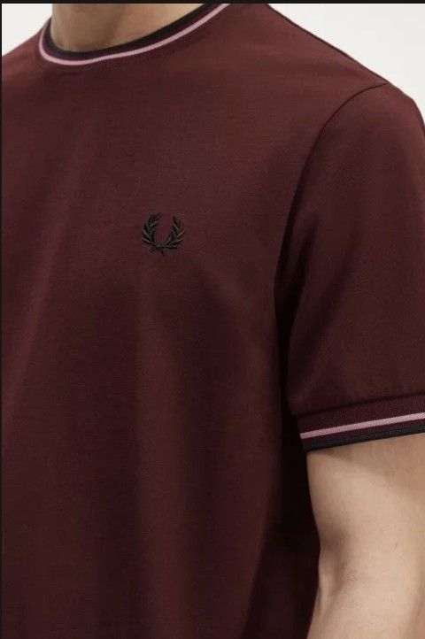 NEW Sz S FRED PERRY Twin Tipped T Shirt M1588 Oxblood R59 free