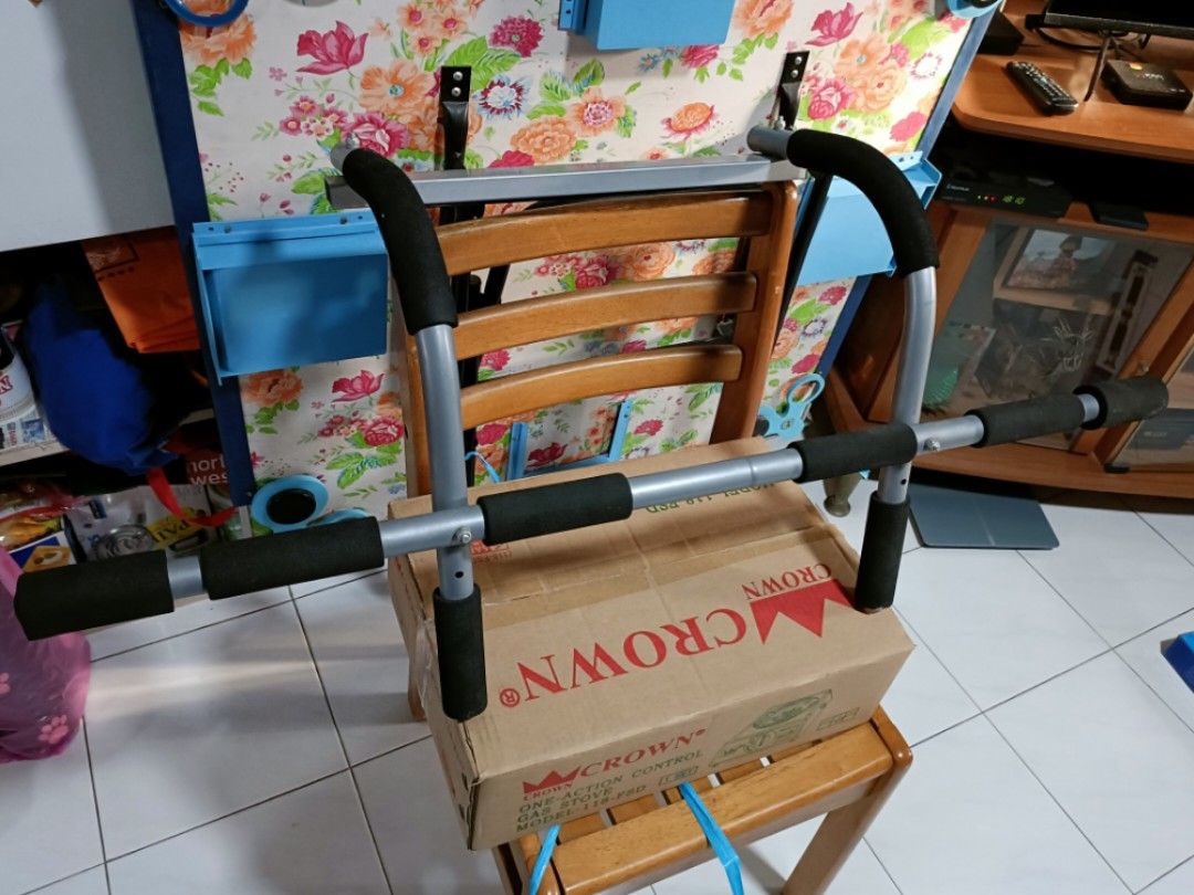 Pull up bar for wooden door frame outlet
