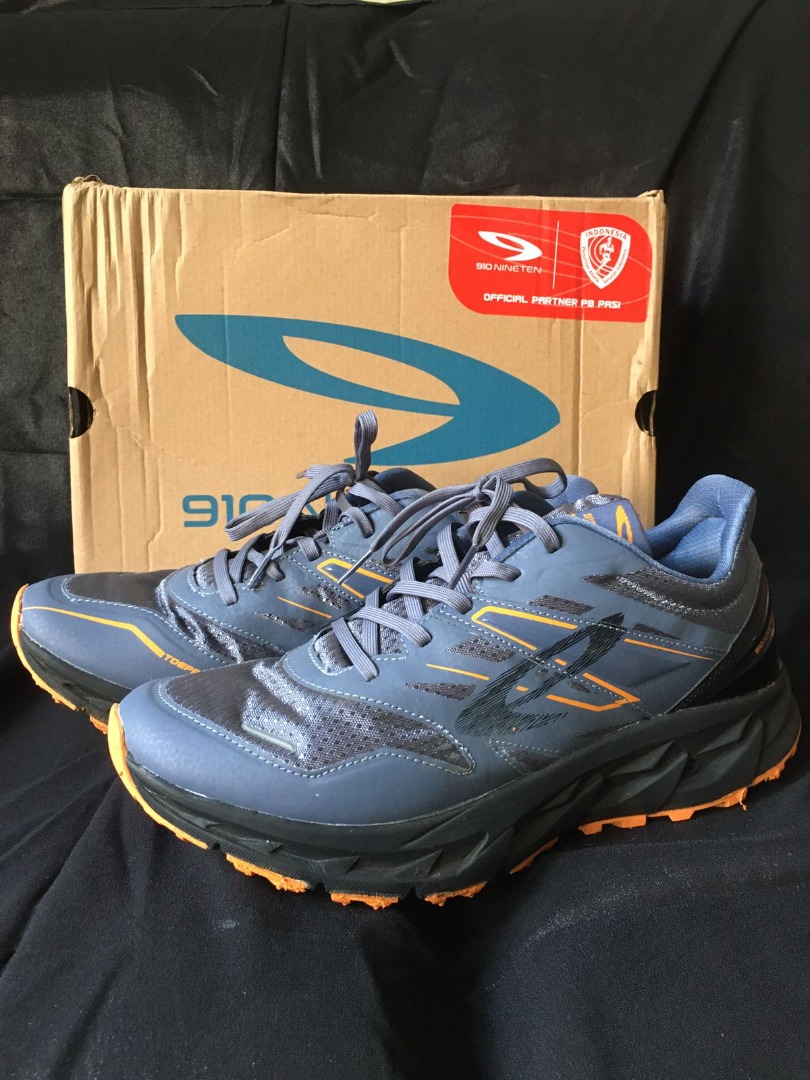 Sepatu store lari trail