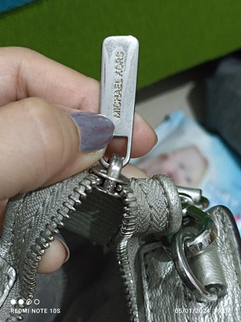 Michael Kors silver crossbody bag Made in vietnam Barang Mewah