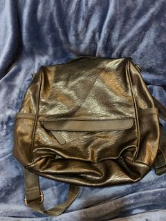 (Category: ) located in . Submitted by Declutterbags (Listing ID 1276946104, Image 1). Description: .