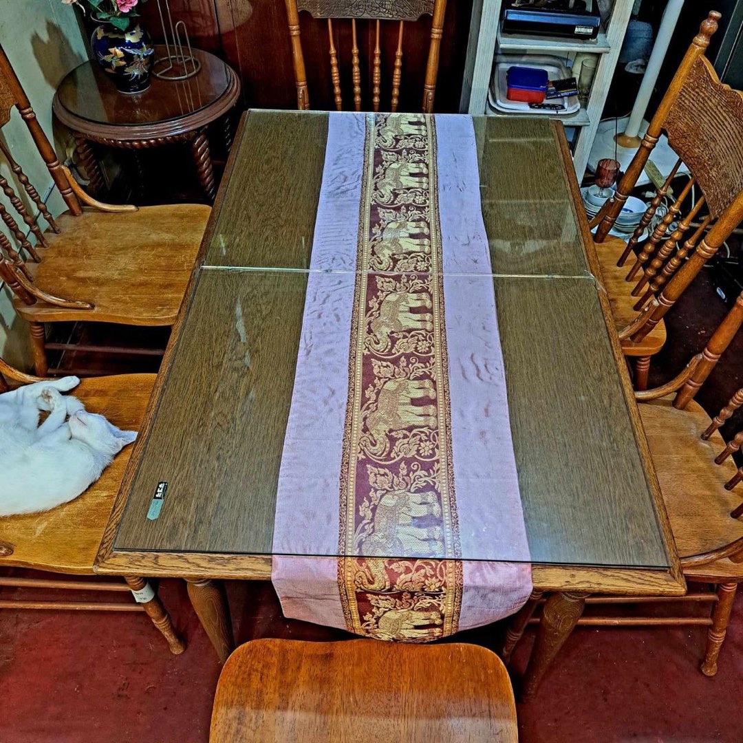 Solidwood 6-Seater Dining Furniture Set with handcrafted backrest and