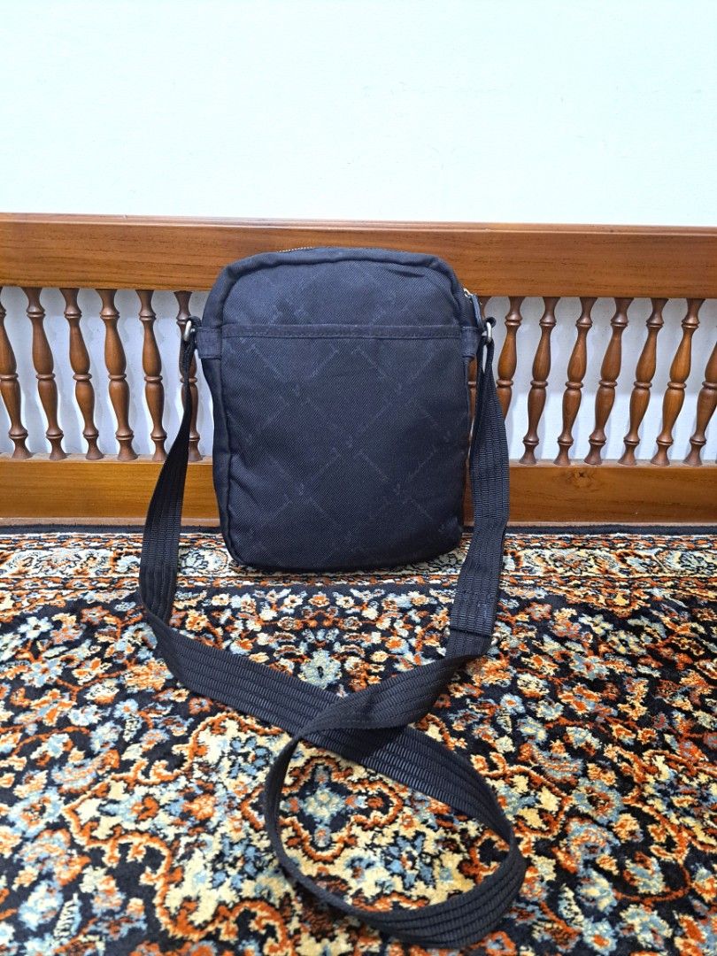 Tas sling bag ellesse, Fesyen Pria, Tas Dompet Tas Selempang