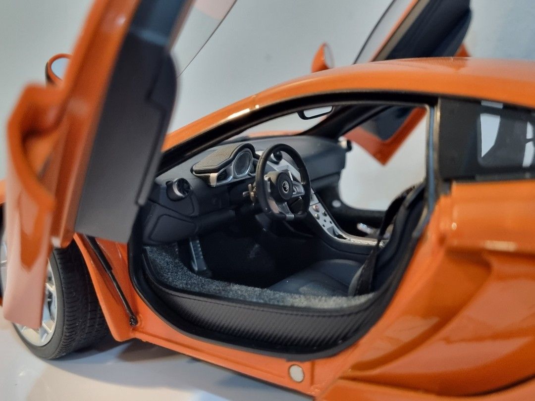 McLaren MP4-12C Orange 1/18 AUTOart Signature 76006 - Miniature Collection
