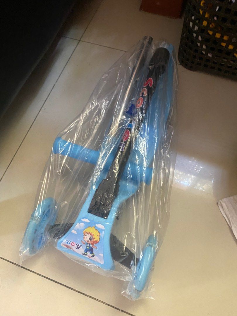 3 wheels scooter with lights for kids (Category: Skates, Rollerblades & Scooters) located in Dasmarinas. Submitted by ehradee (Listing ID 1276928494, Image 2). Description: 379 original price Once used.