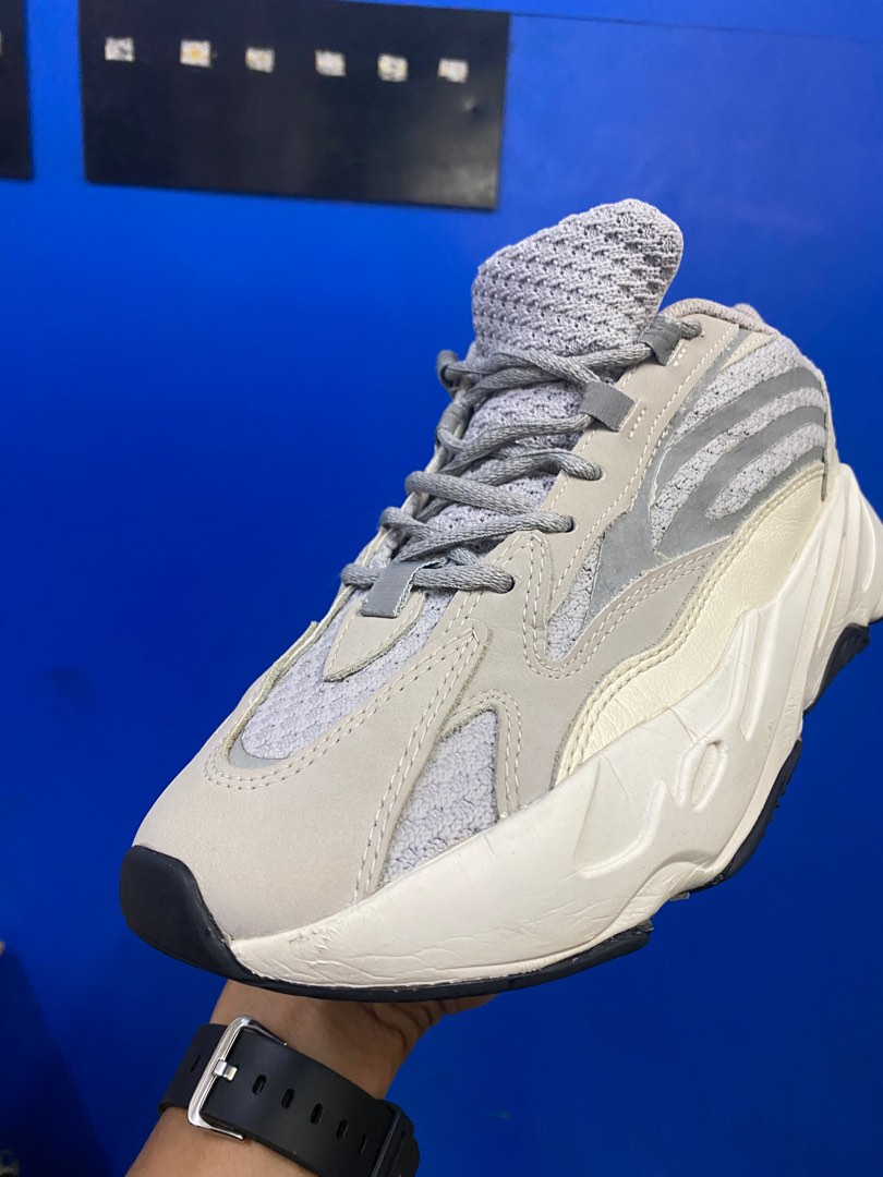 Yeezy 700 static resell store