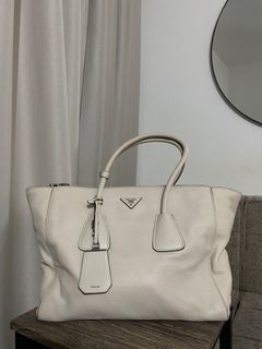 (Category: ) located in . Submitted by declutteringluxuryitems (Listing ID 1274423224, Image 1). Description: .