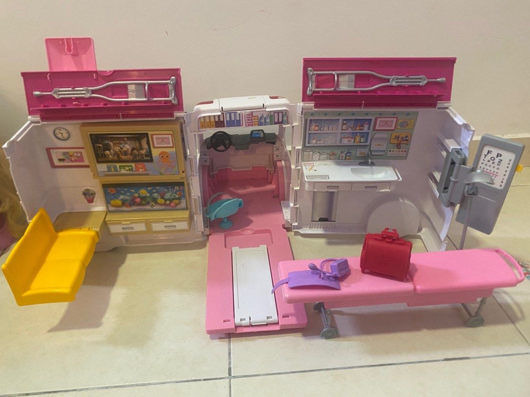 Barbie clearance ambulance set