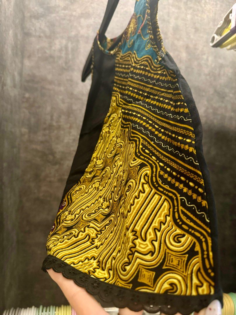 Atasan Batik Sleeveless First Lace A Line Flare Top (Kategori: Atasan) berada di Jakarta Utara. Dikirim oleh itsbeautified (ID iklan 1277211976, Gambar 3). Deskripsi: never been used size s fit to m ld 86 warna limited edition motif batiknya unik kainnya adem ada detail laces dibawah.
