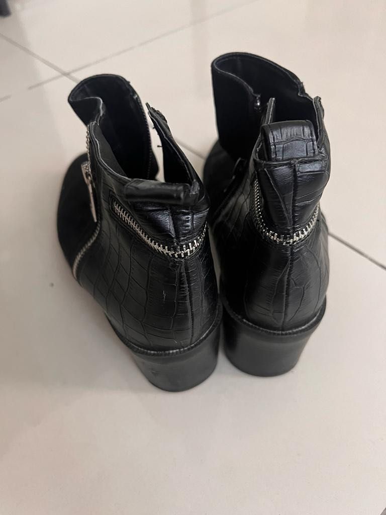Black boots brand New Look UK for sale Women s Fashion Footwear