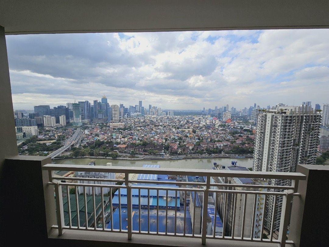 Brixton 2 BR with Parking condo for rent in Pasig near BGC Pioneer