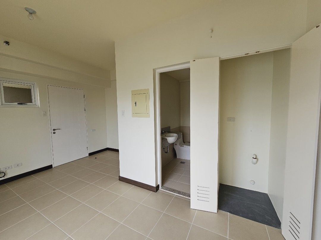 Brixton 2 BR with Parking condo for rent in Pasig near BGC Pioneer