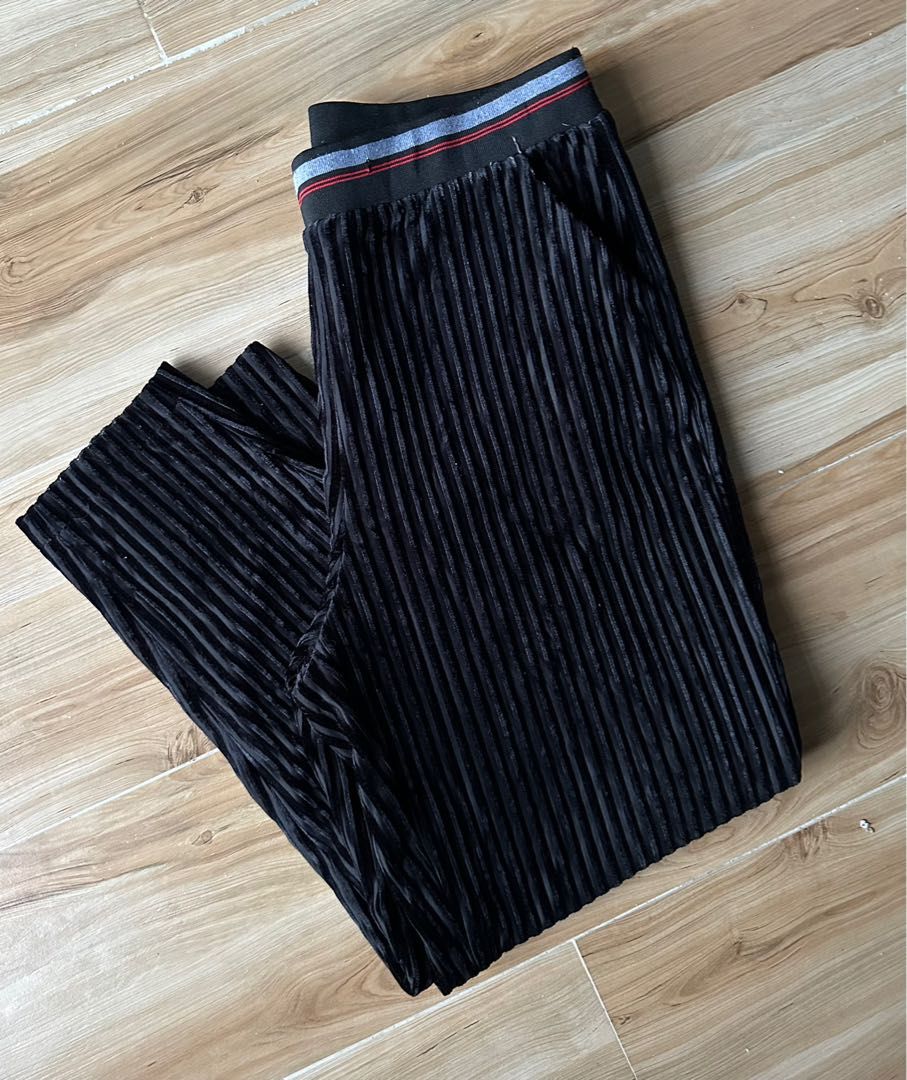 Corduroy Pants (Category: Jeans) located in Taguig. Submitted by mistAstuff (Listing ID 1277256255, Image 3). Description: Preloved Clothes 🧸 Corduroy Pants 🎀 ( Free Sizes!! ) Pm for inquiries 🎁.