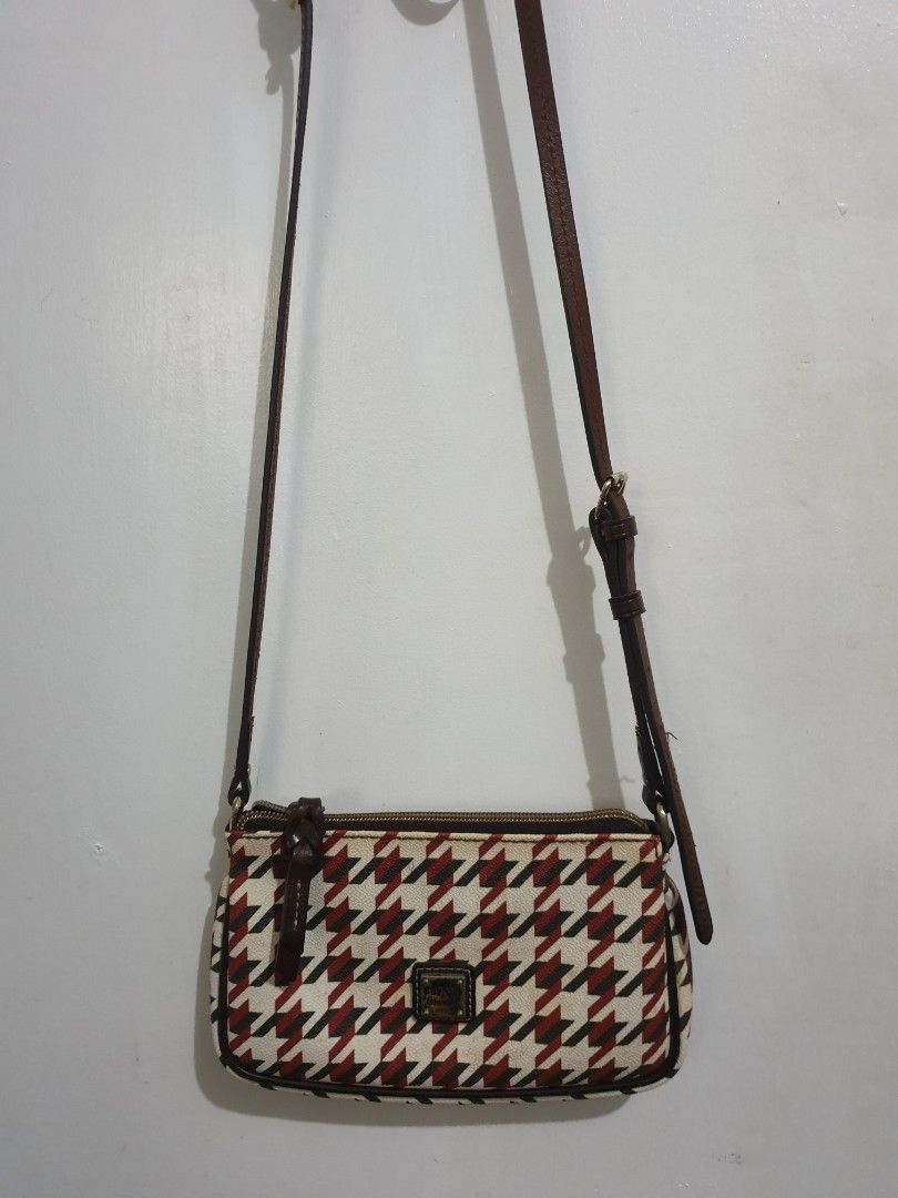 Dooney & Bourke Cross-body bag (Category: Cross-body Bags) located in Makati City. Submitted by marizelsclosetdeclutter (Listing ID 1277366419, Image 2). Description: Need cleaning inside original.