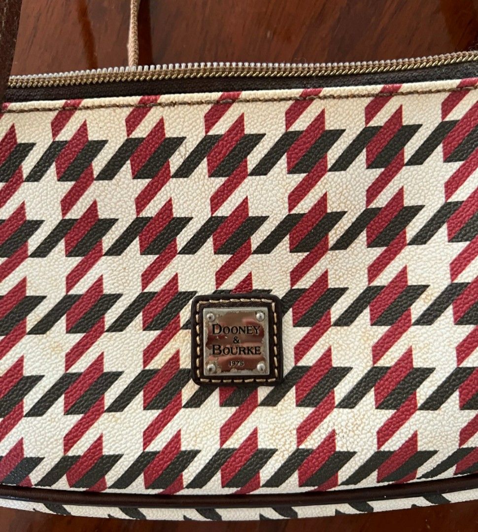 Dooney & Bourke Cross-body bag (Category: Cross-body Bags) located in Makati City. Submitted by marizelsclosetdeclutter (Listing ID 1277366419, Image 3). Description: Need cleaning inside original.