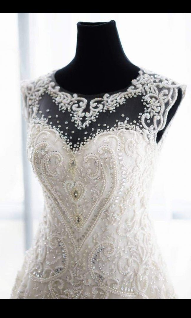 Edward Teng Wedding Gown (Category: Evening dresses & gowns) located in San Pedro. Submitted by janecal21 (Listing ID 1277250829, Image 1). Description: Selling my preloved Edward Teng wedding gown for only 20,000. May tastas lang sa trail but can be definitely repaired, original price 70,000. Pa dry clean nyo nalang din, no time to do so as I am currently pregnant. Includes long wedding veil and petty coat. will also give freebies na 3 pillows f
