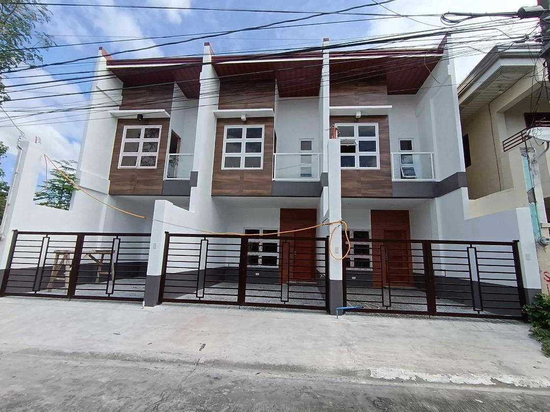Elegant Triplex House Near At SM South Mall Las Pinas, Property, For