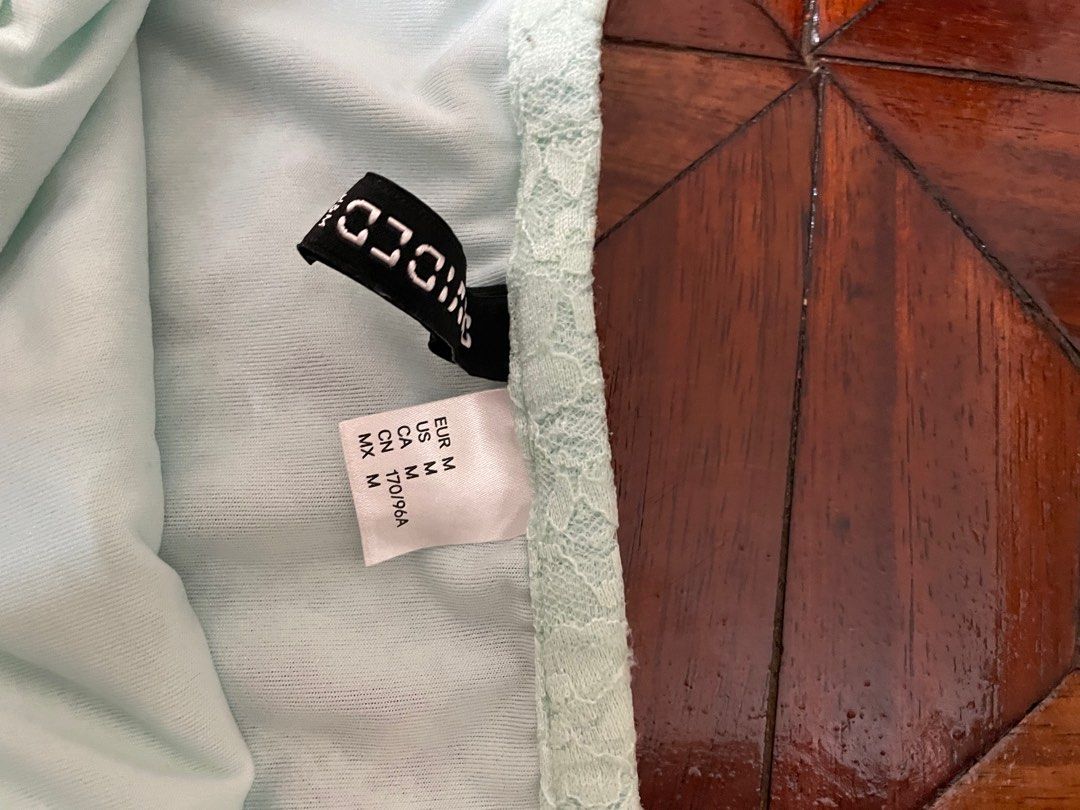 H&M Lace Off Shoulder Crop Top (Category: Blouses) located in Pasig City. Submitted by bubblesssss_ (Listing ID 1277343797, Image 3). Description: rfs: color doesnt suit me!! super cute but runs a bit small :> fits xs-m hehe.