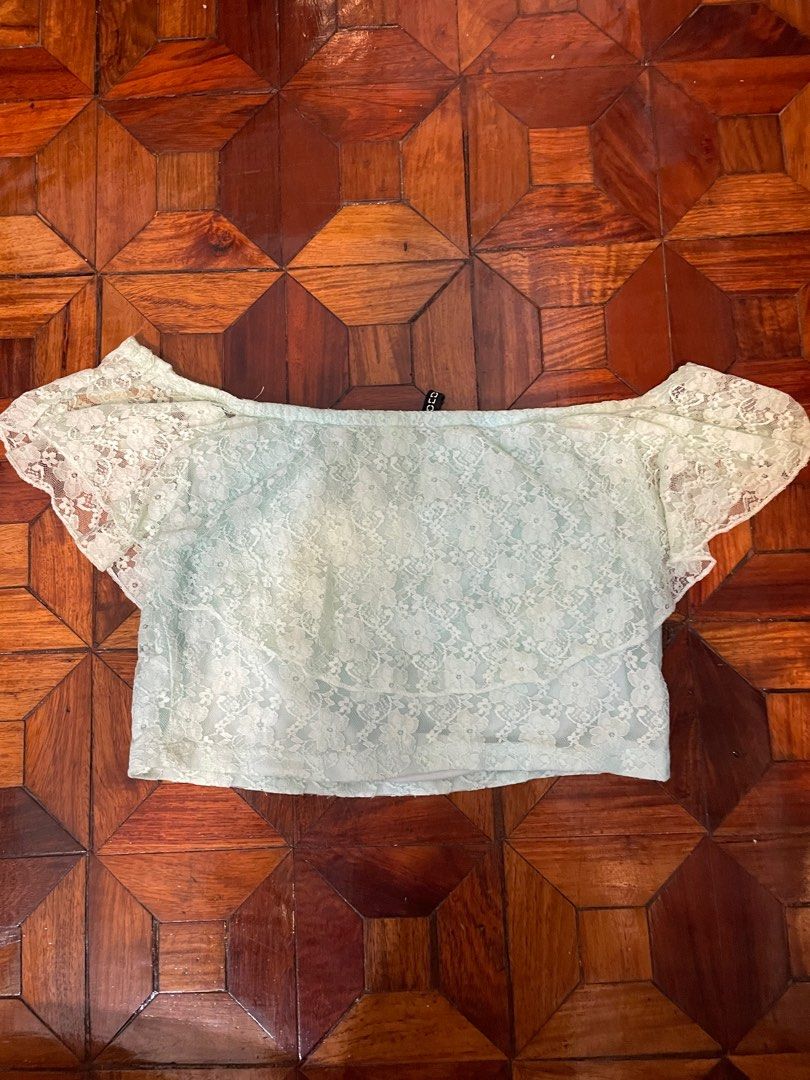 H&M Lace Off Shoulder Crop Top (Category: Blouses) located in Pasig City. Submitted by bubblesssss_ (Listing ID 1277343797, Image 2). Description: rfs: color doesnt suit me!! super cute but runs a bit small :> fits xs-m hehe.