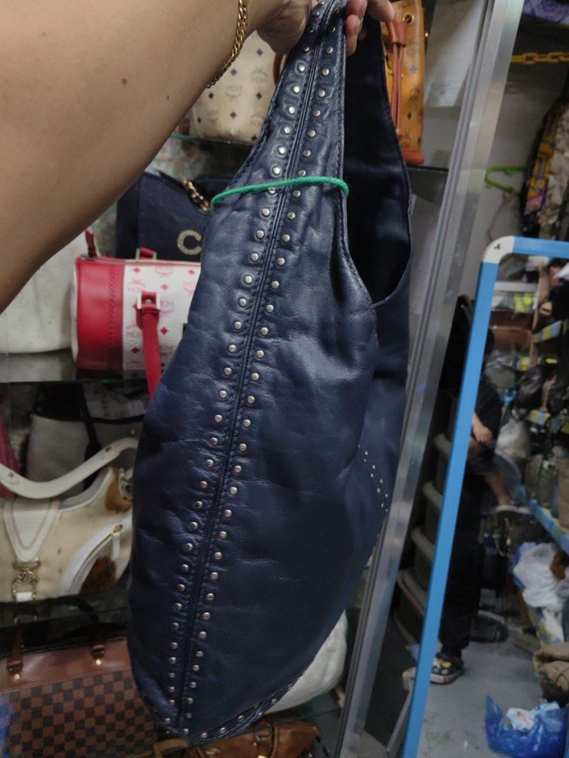 MICHAEL KORS (Category: Luxury Bags & Wallets) located in Davao. Submitted by daneyvintage (Listing ID 1277242833, Image 2). Description: mk Hobo orig.