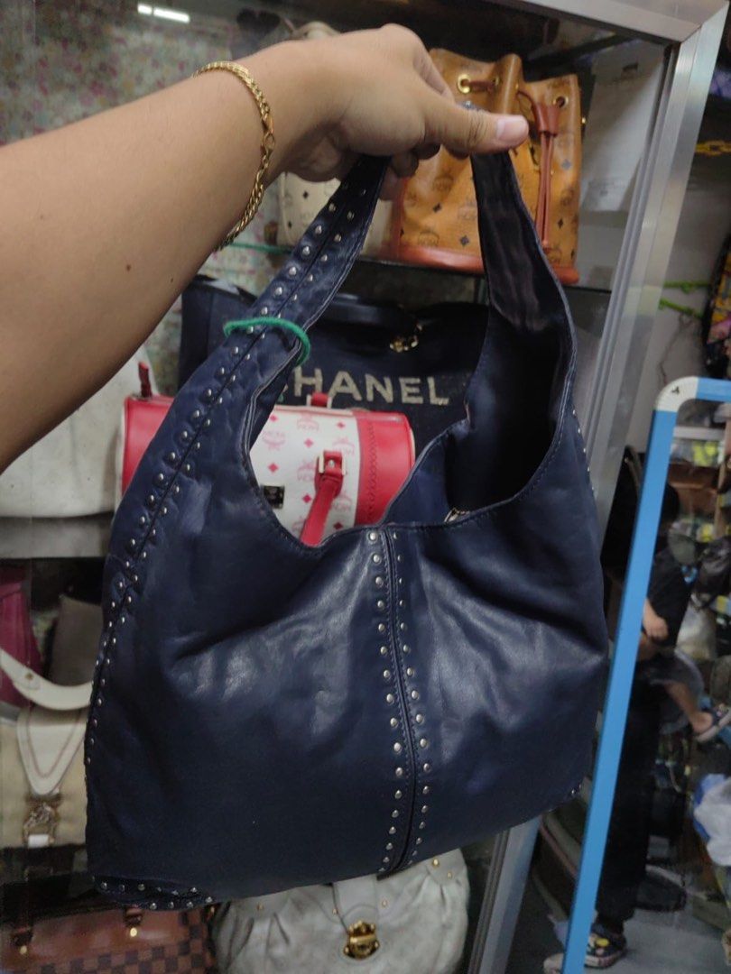 MICHAEL KORS (Category: Luxury Bags & Wallets) located in Davao. Submitted by daneyvintage (Listing ID 1277242833, Image 1). Description: mk Hobo orig.