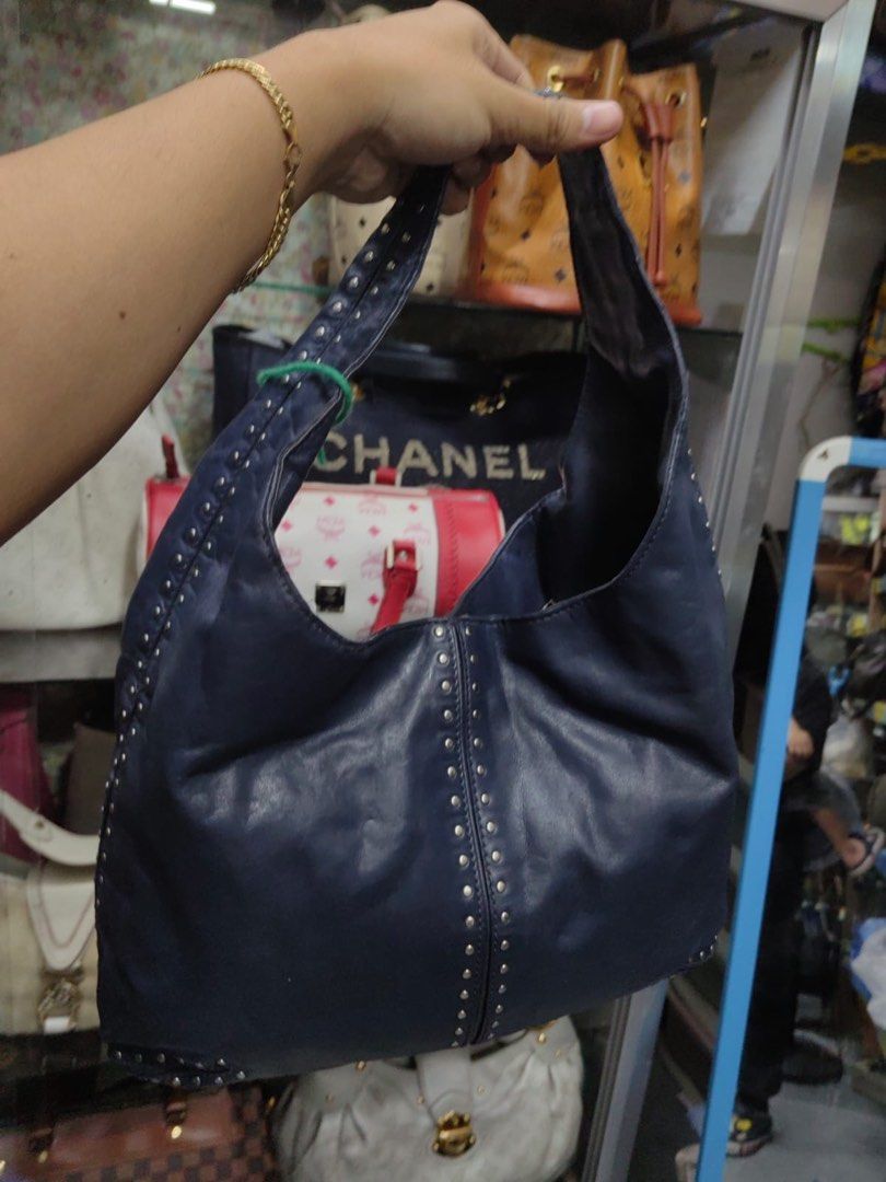 MICHAEL KORS (Category: Luxury Bags & Wallets) located in Davao. Submitted by daneyvintage (Listing ID 1277242833, Image 3). Description: mk Hobo orig.