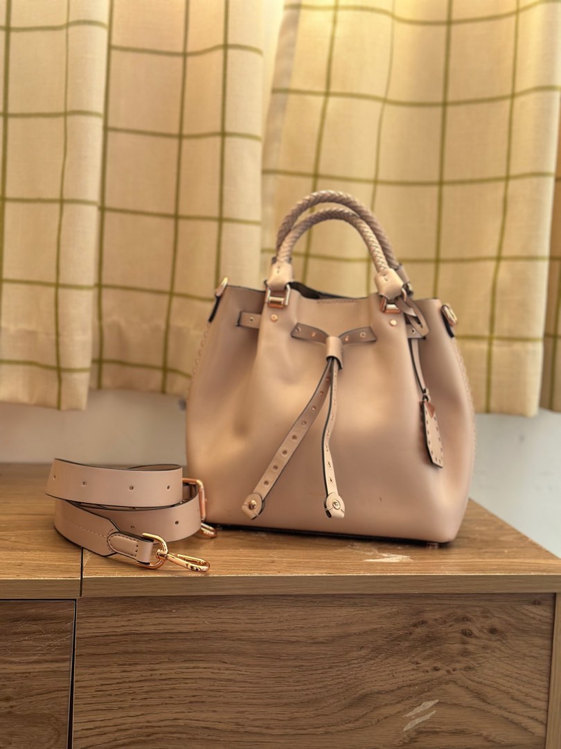Michael kors blakely bucket Luxury Bags Wallets on Carousell