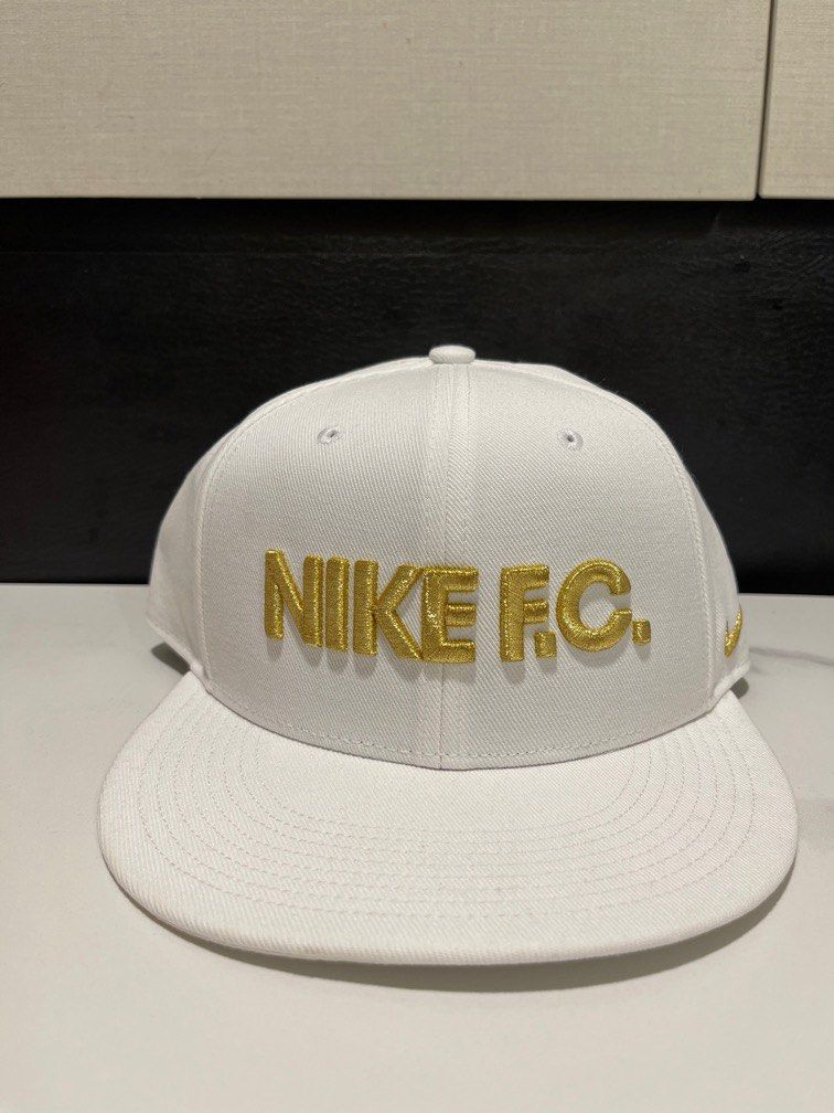 White and gold best sale nike hat