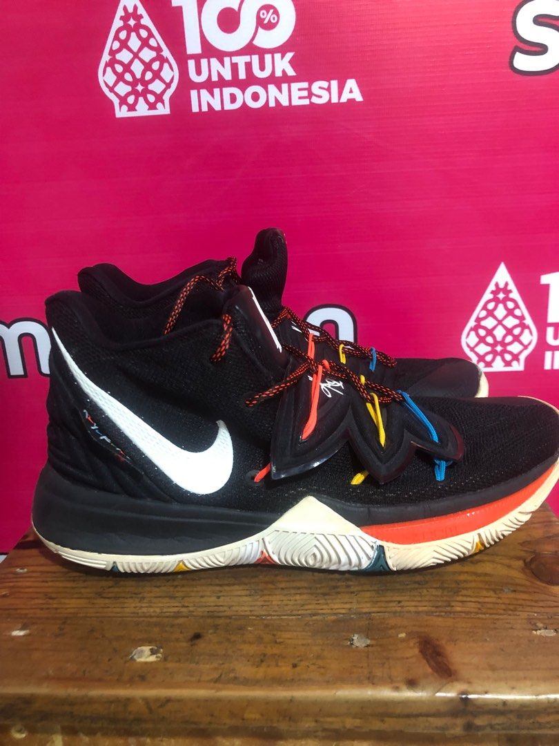 Sepatu Nike kyrie x friends Fesyen Pria Sepatu Lainnya di