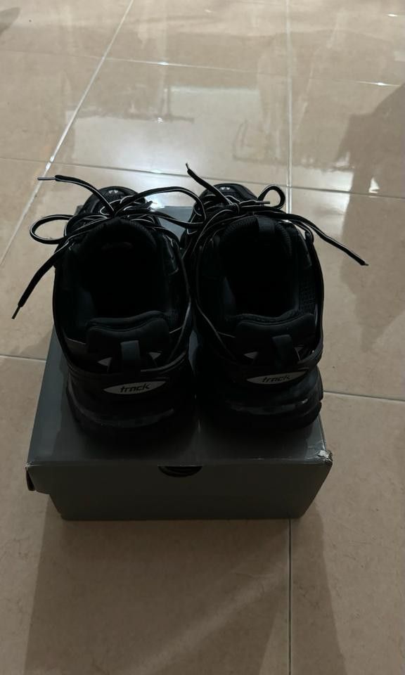 Shoe (Category: Shoe inserts & accessories) located in Singapore. Submitted by Caden1996 (Listing ID 1277246780, Image 5). Description: rs :too many shoe.