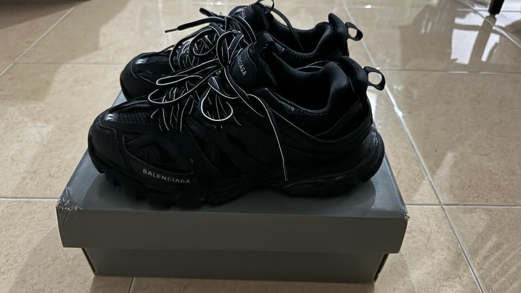 Shoe (Category: Shoe inserts & accessories) located in Singapore. Submitted by Caden1996 (Listing ID 1277246780, Image 7). Description: rs :too many shoe.