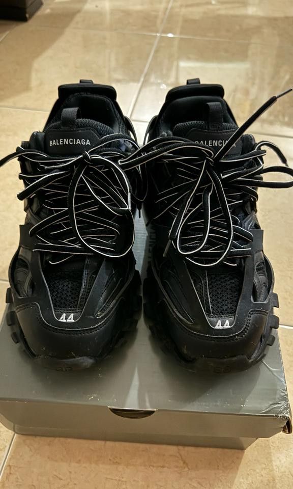 Shoe (Category: Shoe inserts & accessories) located in Singapore. Submitted by Caden1996 (Listing ID 1277246780, Image 4). Description: rs :too many shoe.