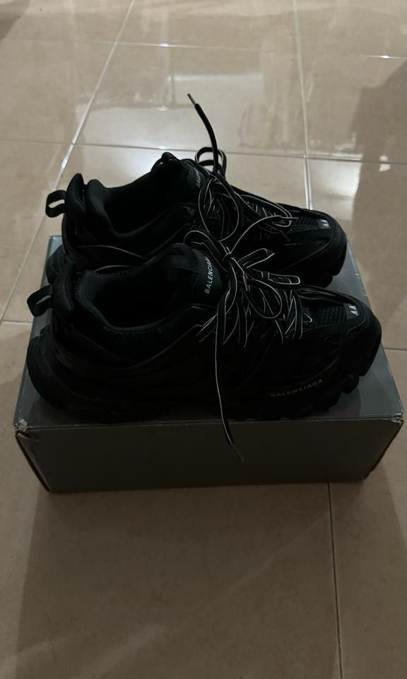 Shoe (Category: Shoe inserts & accessories) located in Singapore. Submitted by Caden1996 (Listing ID 1277246780, Image 6). Description: rs :too many shoe.